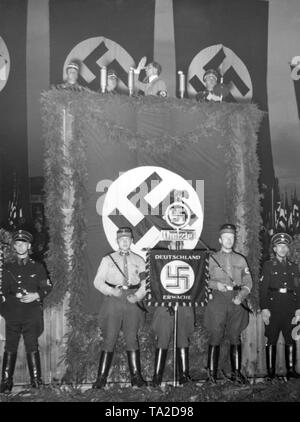 Der Minister für Propaganda spricht am Abend vor dem volkstag Wahlen auf der Tribüne am Heumarkt in Danzig. Auf einem Standard der Kaiseradler, die Swastika, der Schriftzug 'Danzig" (Danzig) und eine textile Banner sagen "Wake up Deutschland'. Stockfoto