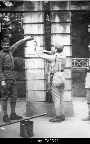 Aus Angst vor deutschen Spionage und Sabotage, diese französischen Soldaten zerstört Deutsch Hinweise und Flyer von ihnen malen in Schwarz. Stockfoto