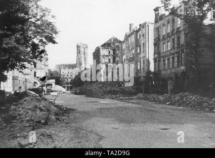 Haus Ruinen in der Max-Joseph-Straße in München nach dem Ende des Krieges. Im Hintergrund der Frauenkirche. Stockfoto