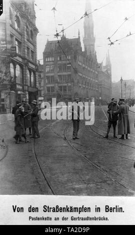 Im Zuge der Berliner Maerzkaempfe (März kämpft), Regierung - loyale Soldaten schließen die Gertraude Brücke. Stockfoto