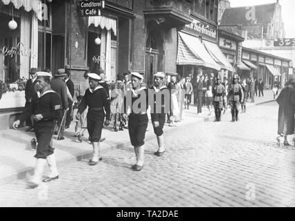 Dieses Foto zeigt eine polnische Seemann Patrouille in Danzig. Es gab Streitigkeiten zwischen der Freien Stadt Danzig und die polnische Regierung über die Darstellung der polnischen Militärpatrouillen in Danzig. Dann Danzig eine Beschwerde an den Ligabeauftragten und der Rat der Liga der Nationen. Die Patrouillen fortgesetzt und die Danziger Regierung war sogar verpflichtet, Polizisten für den Schutz zu engagieren. Stockfoto