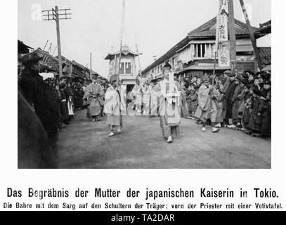 Trauerzug bei der Beerdigung der Mutter des Japanischen Empress Shoken. Im Hintergrund, der Sarg auf einer Tragbahre. Einige Priester sind zu Fuß vor der Prozession. Stockfoto