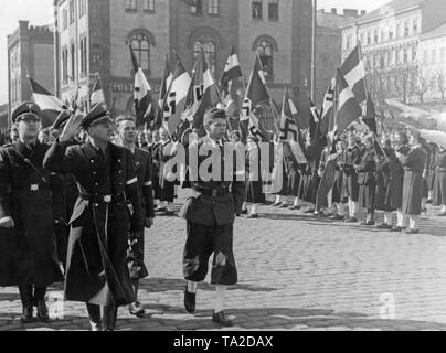 Der Hitler Jugend während einer Parade in Österreich während der Annexion des Landes an das Deutsche Reich. Stockfoto