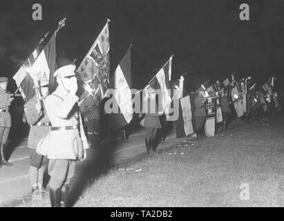 Die Mitglieder des Stahlhelm und der bismarckbund versammeln sich in Potsdam für den Hochsommer Festival und ein heldengedenkfeier (Helden' Memorial Day). Hier werden die Teilnehmer mit ihren jeweiligen Flaggen. Auf eine Flagge und der Slogan "Mit GOTT für Kaiser und Reich". Stockfoto