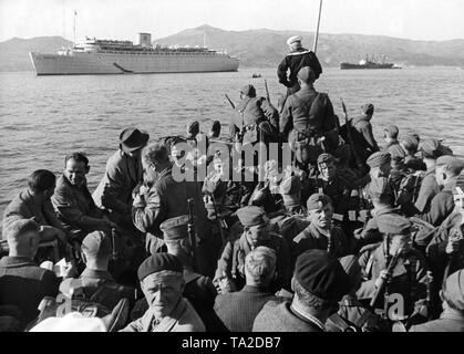 Foto von deutschen Soldaten (in Zivil oder in Uniform) der Legion Condor während der Rückfahrt in den Hafen von Vigo, Galicia am 30. Mai 1939. Im Hintergrund die 'Kraft durch Freude' ('Stärke durch Freude" (KdF) Dampfgarer Flotte), "Robert Ley", der eigentlich die militanten Home, der in Spanien gekämpft haben, zu bringen. Stockfoto