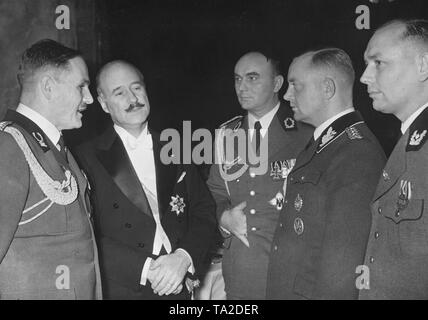 Der Direktor des Berliner Zoos Lutz Heck, der französische Botschafter André Francois-Poncet, der Senatspräsident von Danzig Arthur Greiser und der generalforstmeister (Allgemeine Wald Supervisor) Friedrich Alpers im Gespräch anlässlich einer Kugel im Zoo, für Jäger, die an die Internationale Jagd Ausstellung reiste. Stockfoto