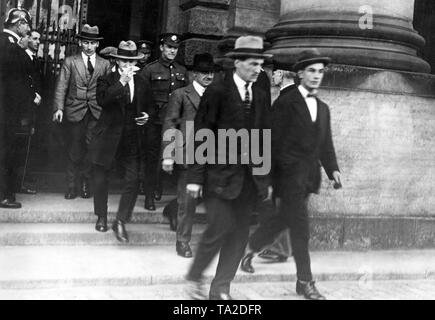 Ehemalige englische Kriegsgefangene verlassen das Oberste Gericht des Reiches, wo sie als Zeugen ausgesagt haben. Stockfoto