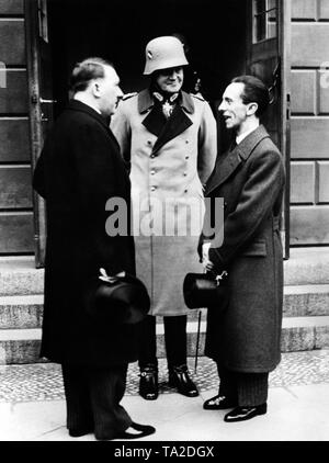 Adolf Hitler im Gespräch mit Werner von Blomberg und Joseph Goebbels (von links). Aufenthalt in Berlin anlässlich der Trauerfeier in der Staatsoper in Berlin. Stockfoto