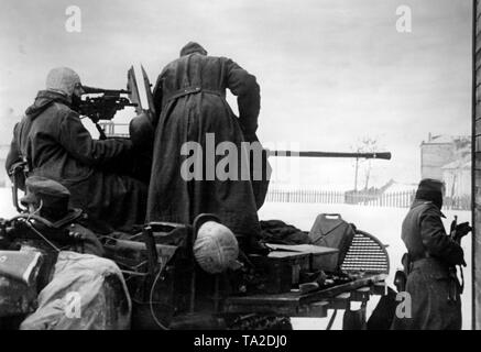 Deutsche Soldaten kämpfen mit einem Sd.Kfz. 10/in der Nähe einer Kohlengrube im Don Biegen. Ein 2-cm Flak 38 ist auf diesem speziellen motorisierten Fahrzeug platziert, um feindliche Panzer im Bodenkampf. Foto der Propaganda Firma (PK): kriegsberichterstatter Kripgans. Stockfoto