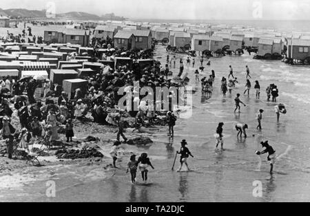 Zahlreiche Touristen die Nordsee in Ostende laden. Stockfoto