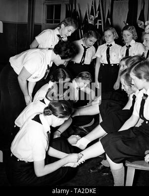 BDM-Mädchen werden in Health Service in der Jugendherberge für Mädchen in der Eisenzahnstrasse, Berlin ausgebildet. Hier lernen Sie Fuß zu bandagieren. Stockfoto