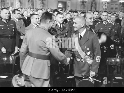 Wilhelm Frick ist an die Stelle des Reichs Protector von Böhmen und Mähren ernannt. Die Feierlichkeiten finden im Spanischen Saal der Prager Burg. Der Gauleiter von Sudetengau, Konrad Henlein, schüttelt Hände mit Frick. Nach dem Tod von Heydrich, Reinahrd Frick übernimmt das Amt des Reiches Protector. Stockfoto