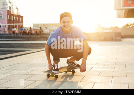 Skater Boy Reiten auf Skateboard im Skatepark Outdoor Stockfoto