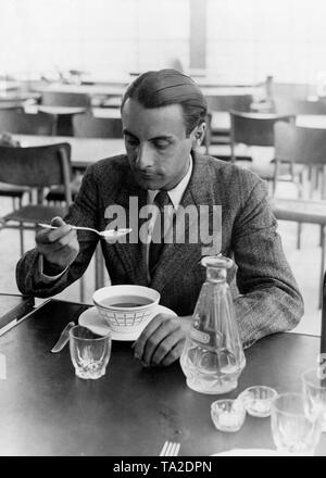 Das Comité de La Jeunesse de France hat eine Unterkunft in Paris, die als Unterstand für freigegebene junge französische Kriegsgefangene. Ein junger Mann essen. Stockfoto