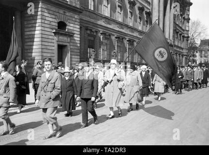 Demonstration der KPD-Anhängern durch Berlin am 1. Mai 1930. Stockfoto