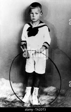 Der spätere SPD-Politiker Willy Brandt (dann Herbert Frahm) als Kind mit einem Hoop. Undatiertes Foto. Stockfoto