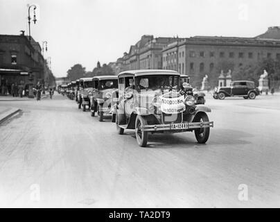 Ein Ford Modell A kehrt in Berlin Unter den Linden Boulevard nach einer 100-Tage lange Rekordverdächtige 100.000 km Reise. Stockfoto