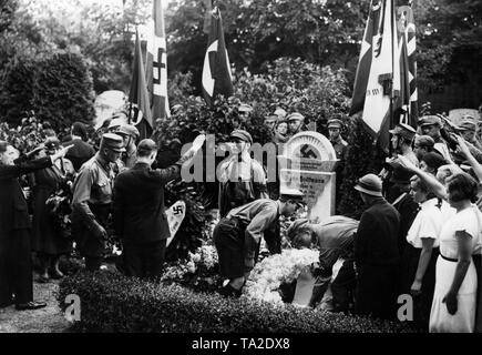 Im Alter Garnisonfriedhof Hasenheide am Columbiadamm in Berlin-neukölln, ein Gedenkstein wurde der Hitlerjunge, Hans Hoffmann, der am Lausitzer Platz in Kreuzberg am 17. August getötet wurde, geweiht. Stockfoto