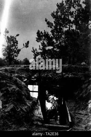 Deutsche Soldaten in ihrem Tierheim auf einen Posten in der Prinsk Sümpfe. Auf dem Foto ist ein Flare als helle Streifen. Foto der Propaganda Firma (PK): kriegsberichterstatter Etzold. Stockfoto