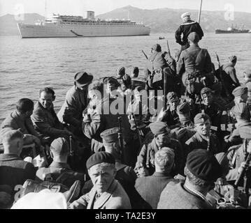 Foto von deutschen Soldaten (in Zivil oder in Uniform) der Legion Condor während der Rückfahrt in den Hafen von Vigo, Galicia am 30. Mai 1939. Im Hintergrund die 'Kraft durch Freude' ('Stärke durch Freude" (KdF) Dampfgarer Flotte), "Robert Ley", der eigentlich die militanten Home, der in Spanien gekämpft haben, zu bringen. Stockfoto