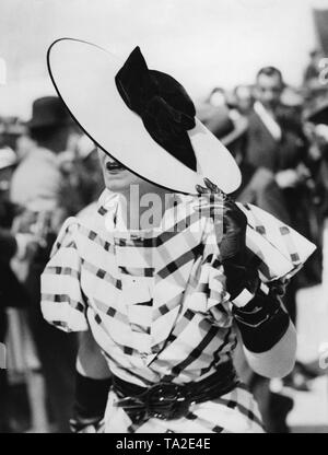 Frau mit zwei-farbige hat bei Pferderennen der 'Royal Hunt Cup' in Ascot. Stockfoto