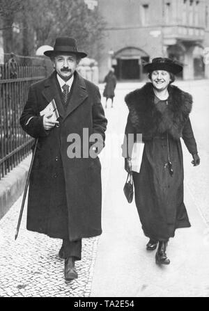 Der deutsche Physiker und Nobelpreisträger Albert Einstein (1879-1955) und seiner Frau in Berlin, vermutlich in der Haberlandstraße im Bayerischen Viertel in Berlin. Stockfoto