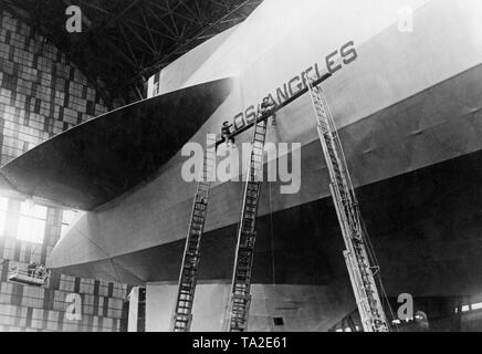 Der Zeppelin LZ 126, 1923/24 in Friedrichshafen gebaut wird umbenannt in "ZR-3 USS Los Angeles' und in den Dienst der US-Navy gestellt. Arbeitnehmer Farbe der neue Name auf der Schale. Stockfoto