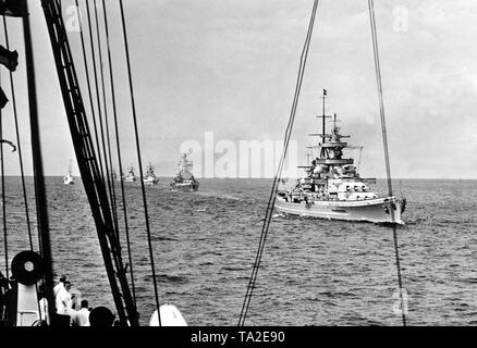 Flotte Review zu Ehren des Besuchs von Adolf Hitler und seinem Gast, Admiral Horthy, der Regent von Ungarn. Das Bild zeigt die Übergabe Schlachtschiff "Gneisenau", die Segler stehen in Parade Bildung. Die flotte Parade fand in der Nähe der Kieler Förde. Stockfoto