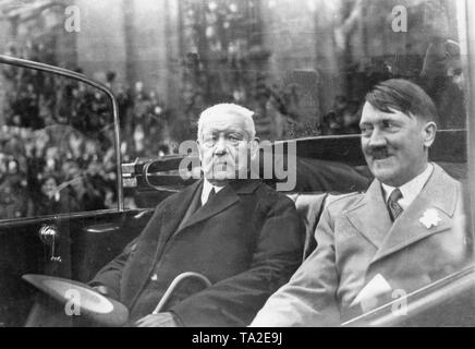 Deutsche Präsident Paul von Hindenburg (links) mit dem neuen Bundeskanzler von Adolf Hitler am 1. Mai. 1933. Stockfoto