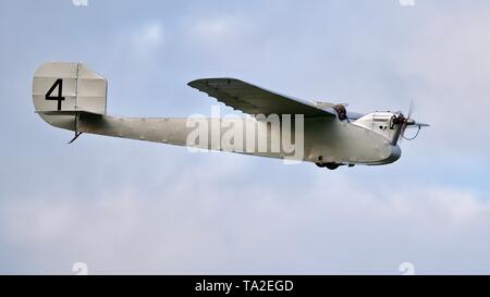 1923 English Electric Wren fliegen an Shuttleworth abend Airshow am 18. Mai 2019 Stockfoto