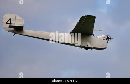 1923 English Electric Wren fliegen an Shuttleworth abend Airshow am 18. Mai 2019 Stockfoto