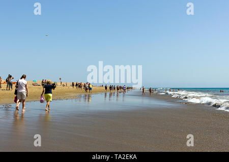 Gran Canaria, Spanien - 13. März 2019: Menschen auf die Dünen von Maspalomas Strand, in der Regel zu Fuß vom Leuchtturm am Meer entlang nach Playa del Ingles. Das Duna Stockfoto