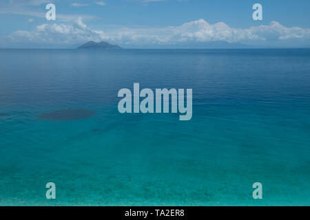 Blauer Himmel mit Wolken Blick in Richtung der Insel Atokos Gidaki am Strand in der Nähe von Vathy, Ithaka, Griechenland. Ithaka Ithaka Ithaka oder ist eine griechische Insel im Ionischen Meer westlich von kontinentalen Griechenland. Ithacas main Insel hat eine Fläche von 96 Quadratkilometern. Es ist die kleinste der sieben großen Ionischen Inseln. Stockfoto