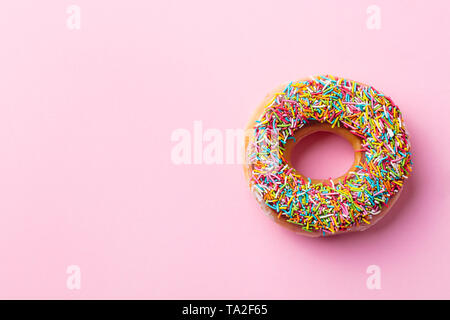 Donut auf rosa Hintergrund. Ansicht von oben. Kopieren Sie Platz. Stockfoto
