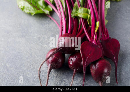 Frische organische Rüben, rote Beete. Grauer Hintergrund. Kopieren Sie Platz. Ansicht von oben. Stockfoto