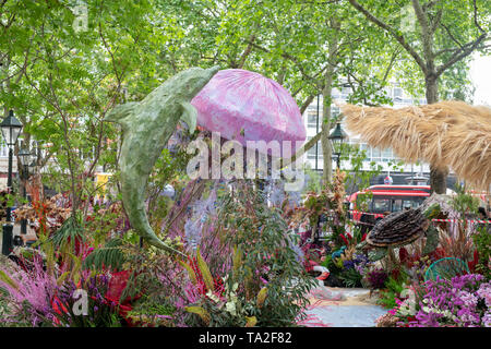 Unter dem Meer Blütenpracht in den Sloane Square für Chelsea in der Blüte 2019. Chelsea, London, England Stockfoto