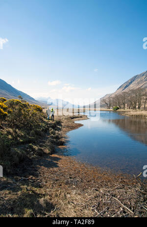 Wanderer entlang des Flusses Etive durch Glen Etive erreichen Loch Etive auf Gualachulain. In der Ferne ist, schneebedeckte Ben Cruachan. Stockfoto