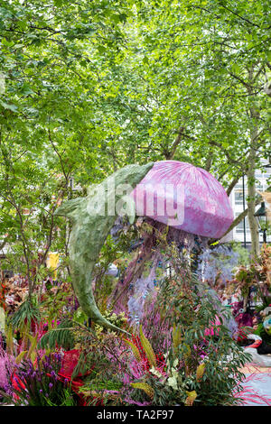 Unter dem Meer Blütenpracht in den Sloane Square für Chelsea in der Blüte 2019. Chelsea, London, England Stockfoto