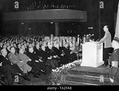 Reich Propagandaminister Joseph Goebbels eine Rede an die Firma roll call Im UFA-Palast am Zoo anlässlich des 25. Jahrestages der UFA. In der Reihe der Ehrengäste von Links: Staatssekretär Leopold Gutterer, Reichsminister für Wirtschaft Walther, Geheimrat dr. Alfred Hugenberg, Generaldirektor Ludwig Klitzsch, Reich Organisation Direktor Robert Ley, Bürgermeister Dr. Max Winkler, Schauspieler Veit Harlan, Gauleiter und Stellvertretende Staatsrätin Artur Görlitzer. Stockfoto