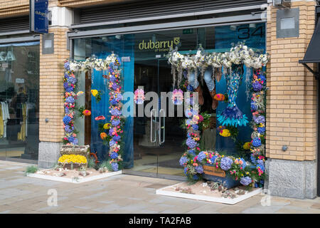 Unter dem Meer Blumenarrangement außerhalb Dubarry von Irland shop in Herzog von York Square für Chelsea in der Blüte 2019. Chelsea, London, England Stockfoto