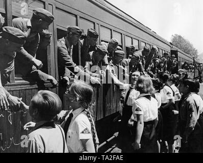 Foto von deutschen Soldaten der Legion Condor auf ihre Ankunft am Bahnhof Vigo in Galicien am 30. Mai 1939. Vor ihrer Abreise nach Deutschland, die Soldaten sind, von den Mädchen des BDM und die Mitglieder der Hitlerjugend in der deutschen Kolonie begrüßt. Stockfoto