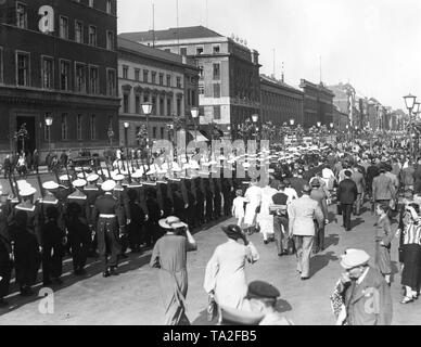 März des 1. Marineunteroffizierslehrabteilung auf dem Boulevard Unter den Linden. Der Anlass war das Skagerrak Wache (Skagerrak Guard) auf der 21. Jahrestag der Schlacht von Jütland am 31. Mai. Stockfoto