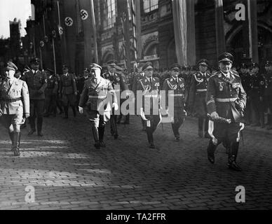 Foto von Feldmarschall Allgemeine Hermann Göring (auf der rechten Seite, Chief Commander der Luftwaffe) Verlassen des Hamburger Bahnhof Dammtor mit seinem Gefolge anlässlich der Ankunft der Legion Condor in Spanien am 30. Mai 1939. Hinter ihm in der Mitte, Generaloberst Ehard Milch. Stockfoto