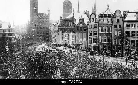 Foto der Jugend Rallye der "Volksbund für das Deutschtum im Ausland" (Föderation für die Deutschen im Ausland) an der Lange Markt in Danzig anlässlich des 13. Jahrestages der Trennung von Danzig aus Deutschland durch die Bestimmungen des Versailler Vertrages. Stockfoto