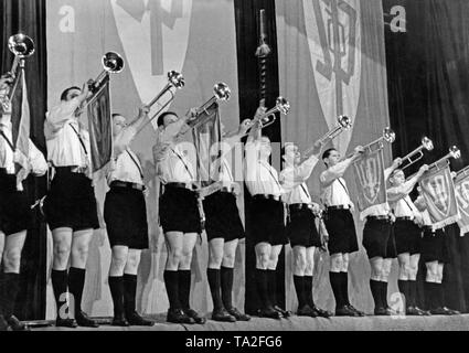 Jungen spielen Fanfaren in Karlsbad (Karlovy Vary). Auf einer Party Veranstaltung der Sudetendeutschen Partei, die Kapitel marschierten in den großen Raum der Schuetzensaal. Stockfoto