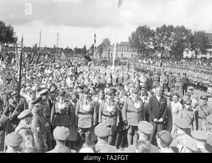 Mitglieder des Stahlhelm eine Parade auf der Perleberg Sportplatz veranstalten anlässlich des 10. Jahrestages der Ortsgruppe Perleberg. Hier ist ein Gottesdienst mit Beteiligung der Bevölkerung statt. Stockfoto