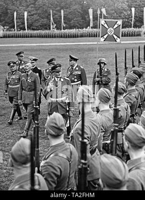 Foto von Feldmarschall Allgemeine Hermann Göring (vorne rechts), der Überprüfung der Leitung der Legionäre mit der Kommandant der Legion Condor, Major General Wolfram Freiherr von Richthofen (links) in der moorweide in Hamburg. Hinten, von Links nach Rechts: General der Kavallerie Wilhelm Knochenhauer, General der Flieger Helmuth Volkmann, General Admiral Conrad Albrecht, Generaloberst Erhard Milch und General der Flieger Hugo Sperrle. Stockfoto