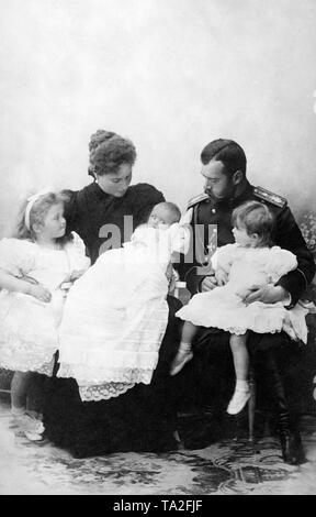 Familie Foto der Romanows. Von links: Olga, Zarin Alexandra Fjodorowna mit Maria in ihren Armen, Zar Nikolaus II. von Russland mit Tatiana auf ihrem Schoß. Stockfoto