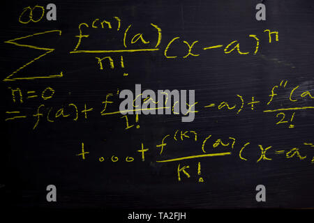 Close up mathematische Formeln auf einer Tafel geschrieben. Bildung Konzept Stockfoto