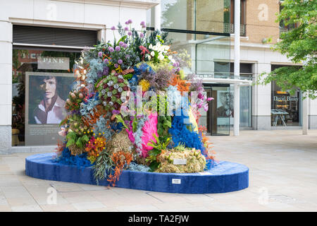 Unter dem Meer Blumenarrangement im Herzog von York Square für Chelsea in der Blüte 2019. Chelsea, London, England Stockfoto